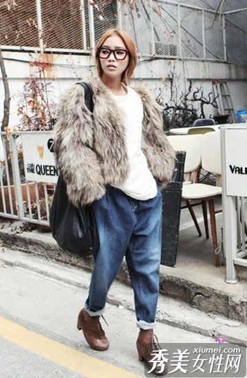 潮女！超短彩色毛皮游行穿过街道。
