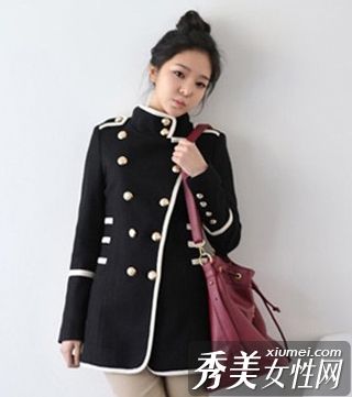 一件纯学术外套唤起你的校园感觉。