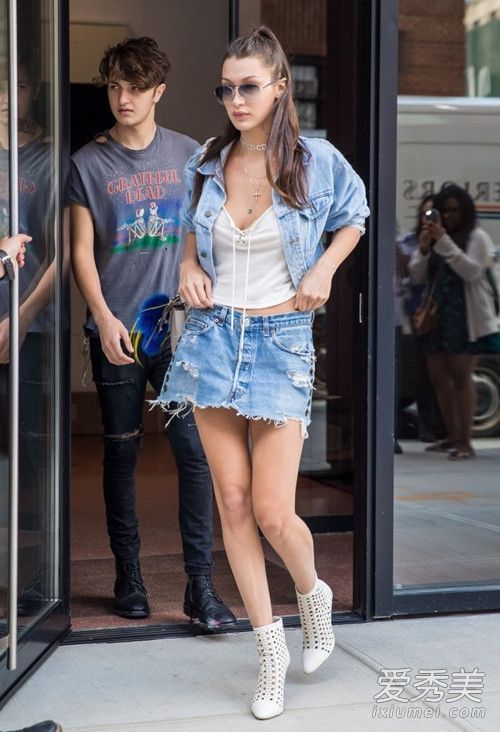 今年秋天的牛仔夹克和裙子既帅气又甜美。