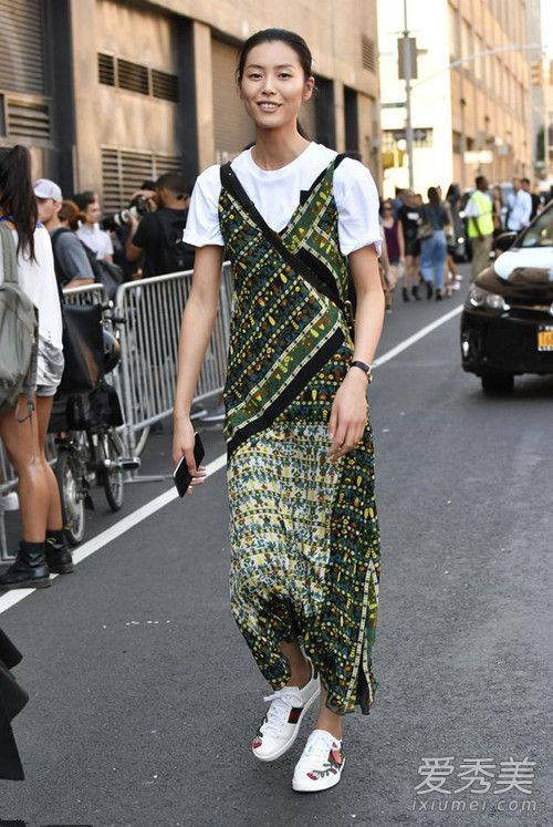 裙子和白色鞋子是秋天的最佳选择。