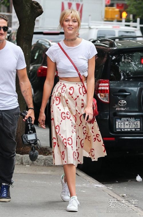 穿着裙子和运动鞋会让你在秋天爱上年轻女孩。