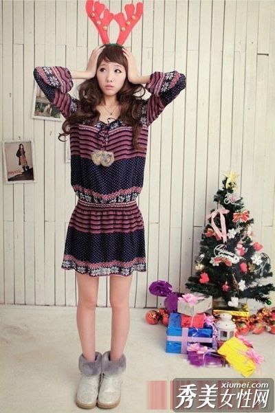 穿着连身衣的浪漫圣诞约会俘获了他的心