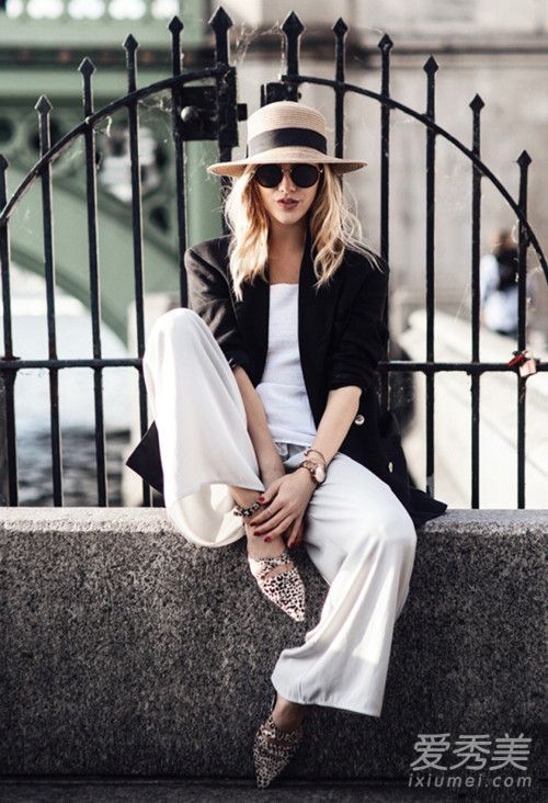 白色t恤是内置的人工制品。秋季购买更多