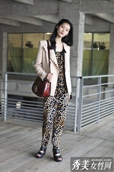 时尚专业人士在冬天穿得出奇