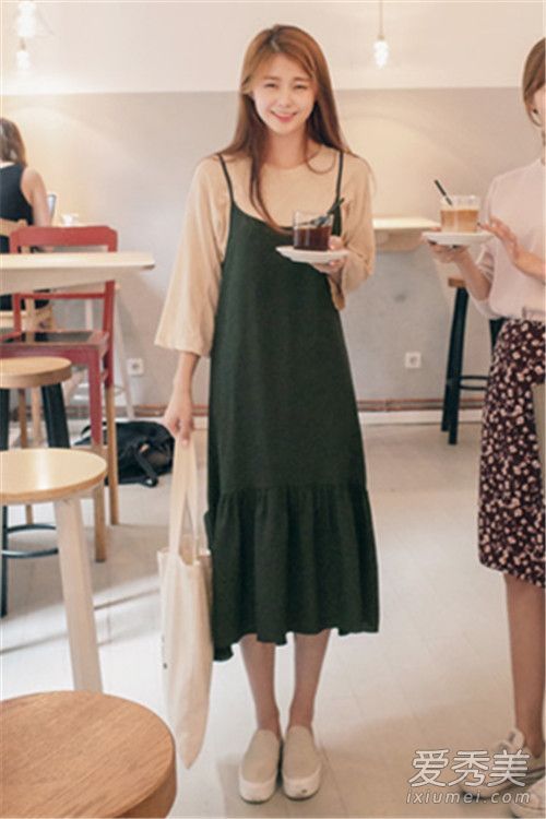 秋装吊裙配长袖外套，减少年龄