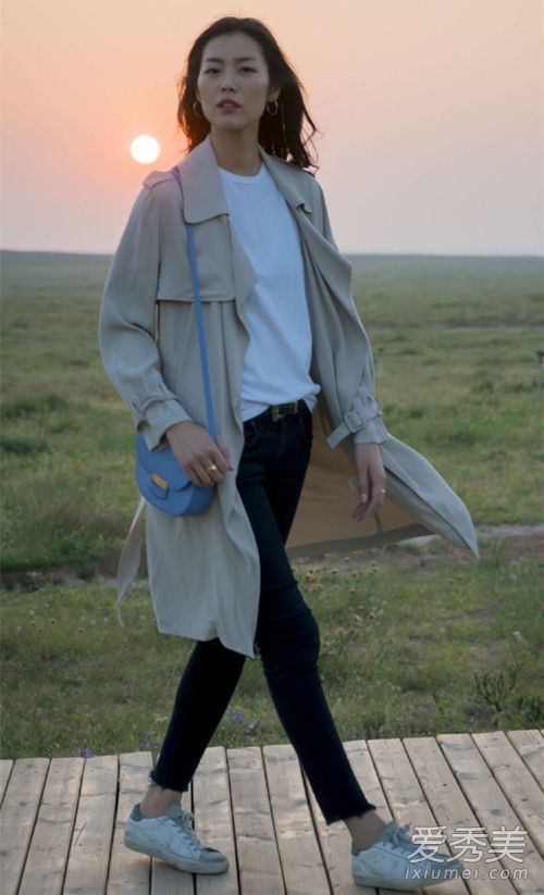 刘雯的风衣+裤子都是很别致的秋风
