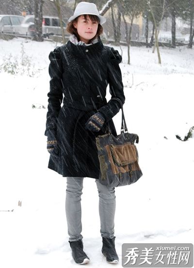 潮汐。在冬天，这条裙子凸显了一个好身材。