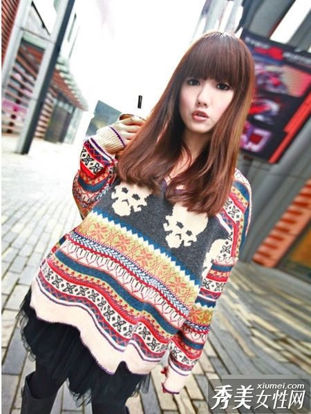 可爱的小鸡用纱笼演绎宽松的毛衣