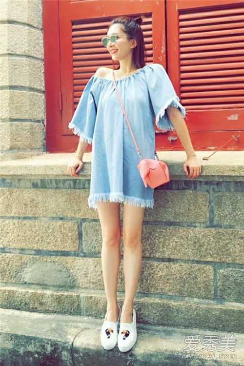 秋天，江淑英的张雨绮穿着浅蓝色的衣服成为了一位文艺女神