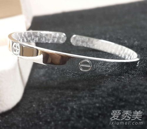 你有银色的卡地亚手镯吗?卡地亚银手镯多少钱?