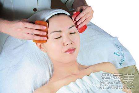 面部刮痧能去除斑点吗？一种刮除面部斑点的方法