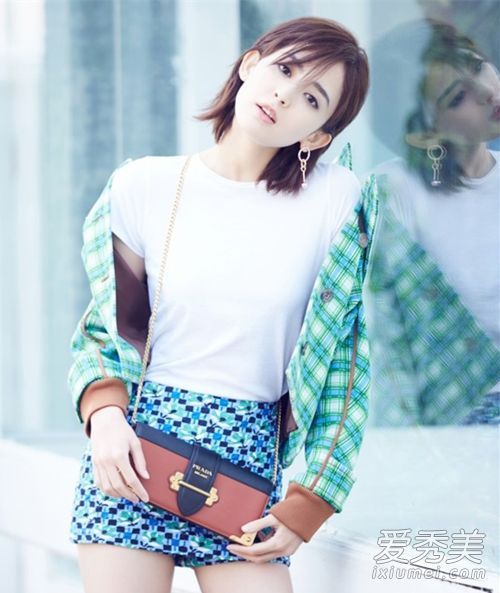 宋佳，同一款普拉达卡希尔手袋在古力娜扎多少钱？