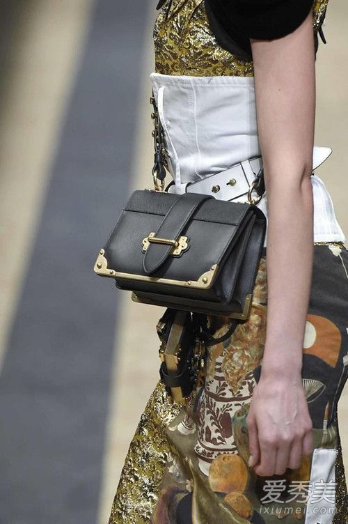 热门街拍圈里的包最近变得最流行了。