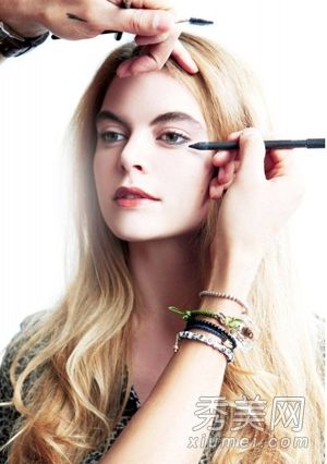 化妆课程:初学者快速吸烟化妆指南(团体照片)