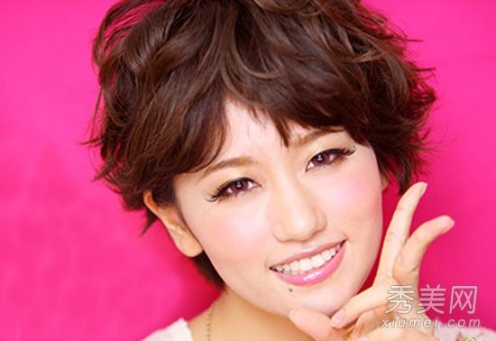 如何画内双眼妆？用假睫毛眼线照亮你的眼睛。