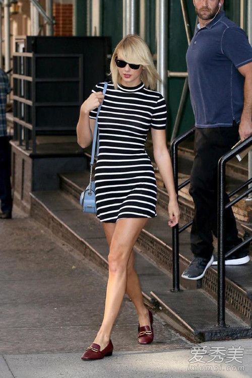 条纹连衣裙清新基本款式依然漂亮