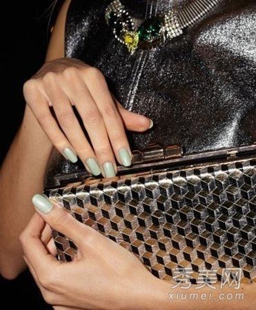 派对炫目的金属指甲纹理是最时尚的