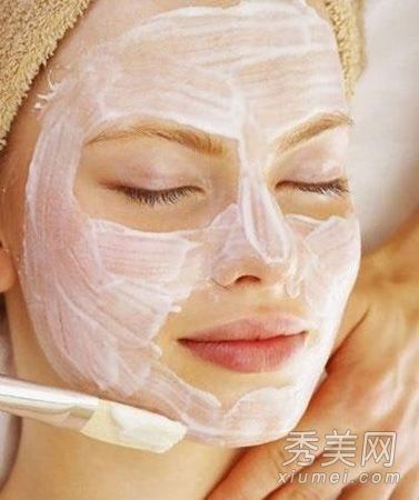 它适合各种皮肤类型，教你牛奶护肤方法。