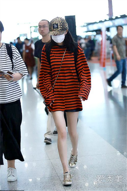 当作为裙子穿时,中长背心或毛衣显得年轻而性感。