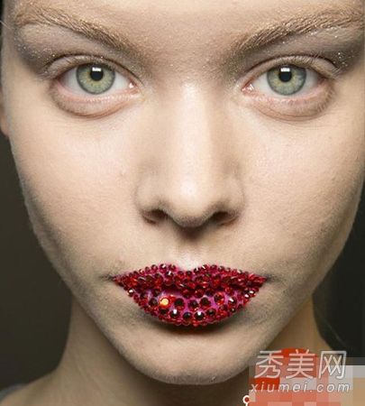 2013春夏流行化妆唇彩会发光