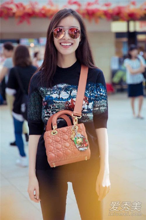倪妮松钱的女演员在最近的一条街上展示了什么包?