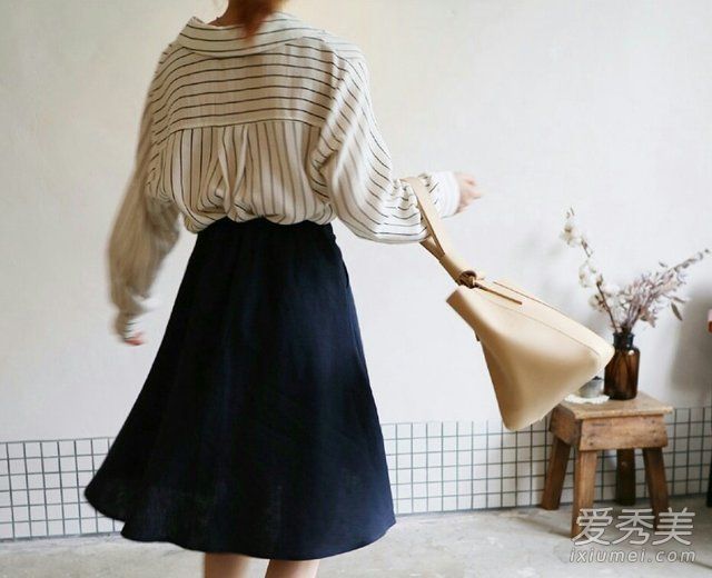 韩牛现在穿这样一条及膝的裙子是为了生气。