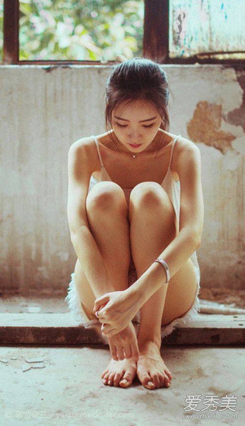 从毛孔中挤出的白色物质是什么