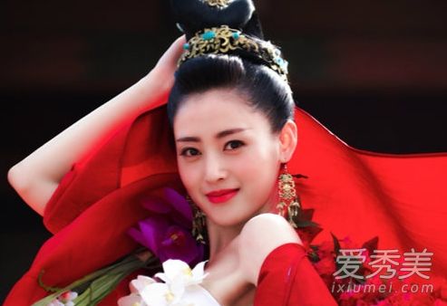 用“皇冠公主”水晶在工作场所学习化妆