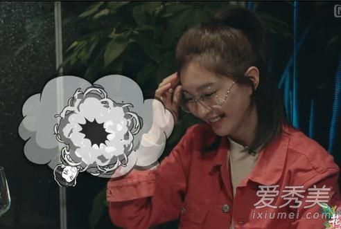 江淑英在《华尔与青少年》第三季中戴了什么牌子的眼镜?