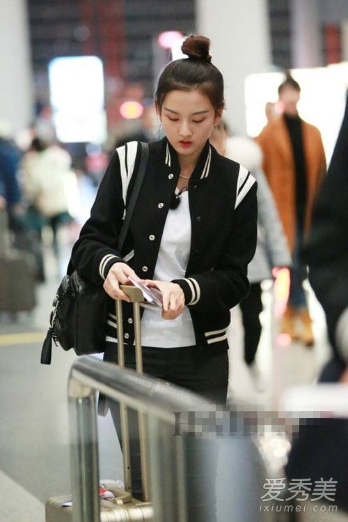 拉瑞纳是什么品牌的黑白大衣?拉瑞纳的黑白大衣也是一样