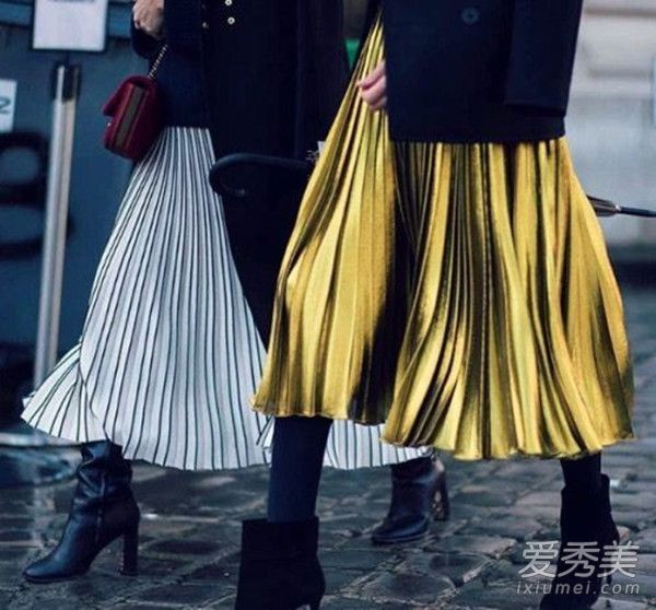 在今年的时装周上,金属百褶裙被它刷过。