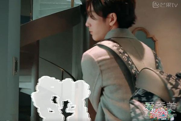 《华尔与青春》第三季的镜泊然单肩包是什么品牌