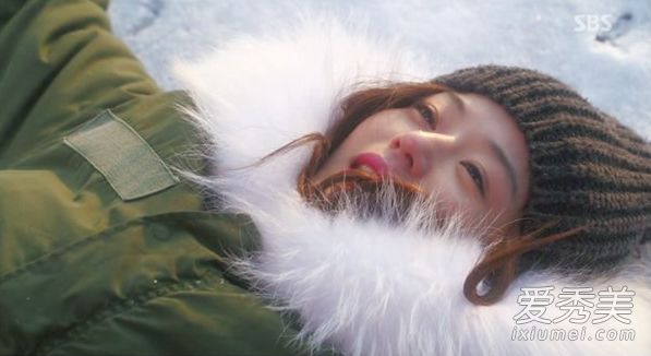 韩剧女士的无公害化妆品，红眼睛和脸颊很有吸引力。