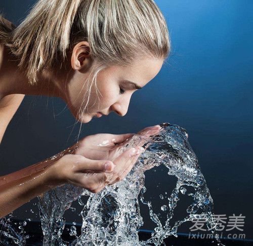 不洗脸对你的皮肤有好处是真的吗？我可以不洗脸就使用面膜吗？