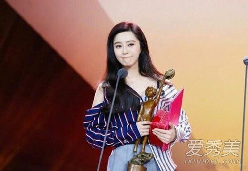 范冰冰获得导演协会最佳女演员奖时穿的是什么牌子的衣服？