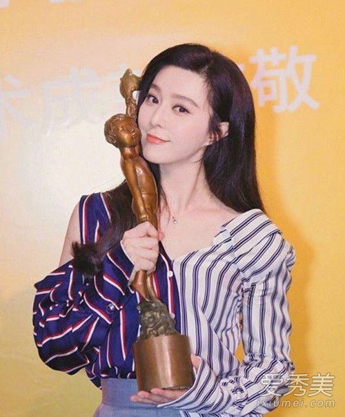 白百鹤穿露背装颁奖给范冰冰