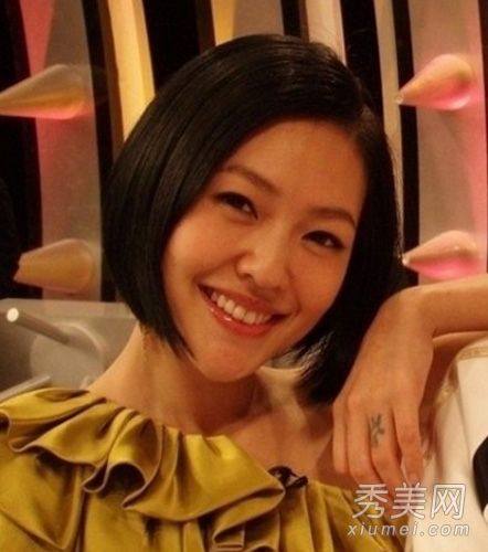 一个相貌平平的美容明星的化妆品原来是10岁的。