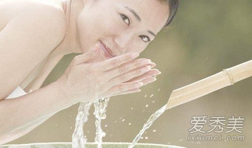 如何洗脸可以美白和收缩毛孔