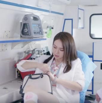 四月明星戚薇包的品牌是什么?戚薇同一个包品牌