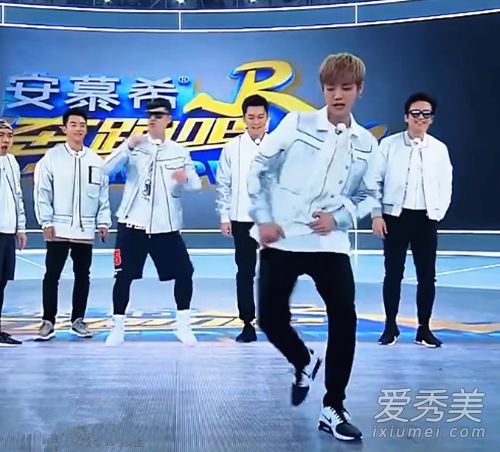 跑步男路汉穿的鞋是什么牌子和型号的?