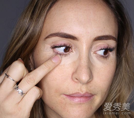 如何使用遮瑕膏？遮瑕膏5种主要用途的现场演示