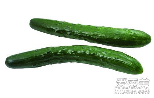 黄瓜水和丝瓜水哪个更好？将黄瓜涂抹在脸上有什么好处？