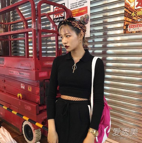 当你穿上鱼网长袜,你就会变成一个性感的女孩。现在鱼网袜是这样穿的。