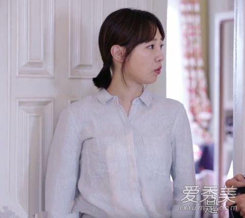 白百合的灰色衬衫是什么牌子的?