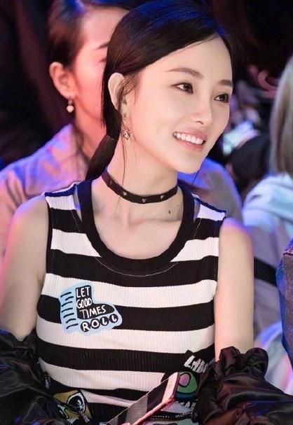 魔法。在最近的照片中,李小璐的双眼皮变窄了!