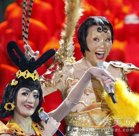 女明星任磊装扮成一只动物以摆脱位置。