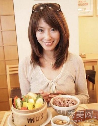 日本女巫冠军与49岁女孩洗茧脸