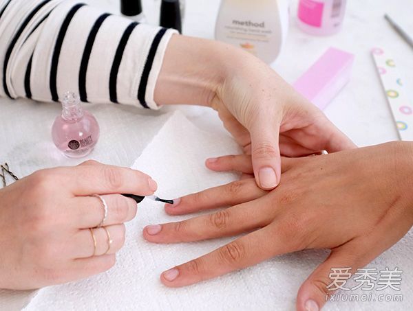 你自己怎么修指甲？3 DIY美甲会学习