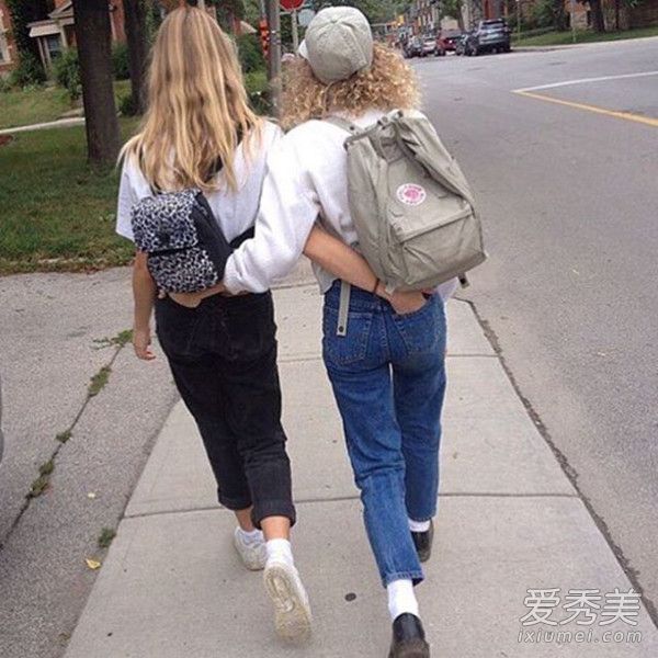 和你最好的朋友去购物是一种时尚。