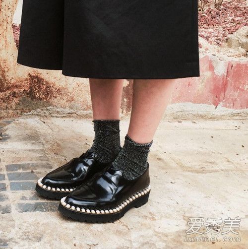 休闲鞋平底皮鞋。韩国女演员甚至为此脱下了高跟鞋。